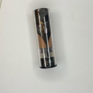 Kat Von D lock it Foundation